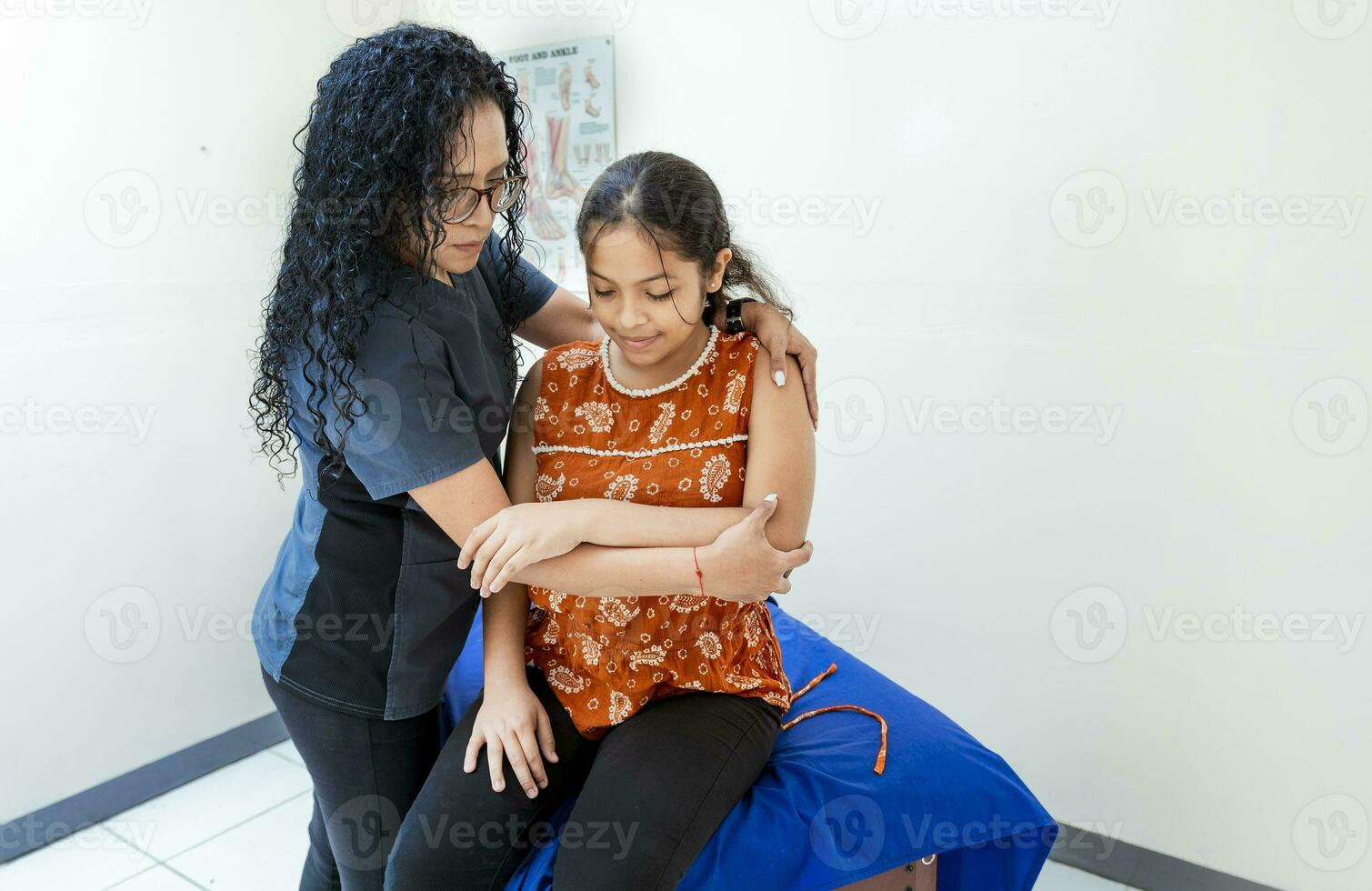 fisioterapeuta con hembra paciente ayudando y rehabilitando su codo. joven fisioterapeuta rehabilitando paciente codo en asistido vivo centro. moderno codo rehabilitación fisioterapia foto
