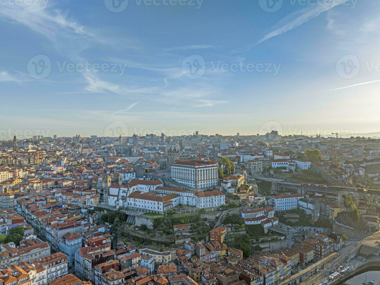 zumbido imagen de porto ciudad centrar en el Mañana a amanecer foto