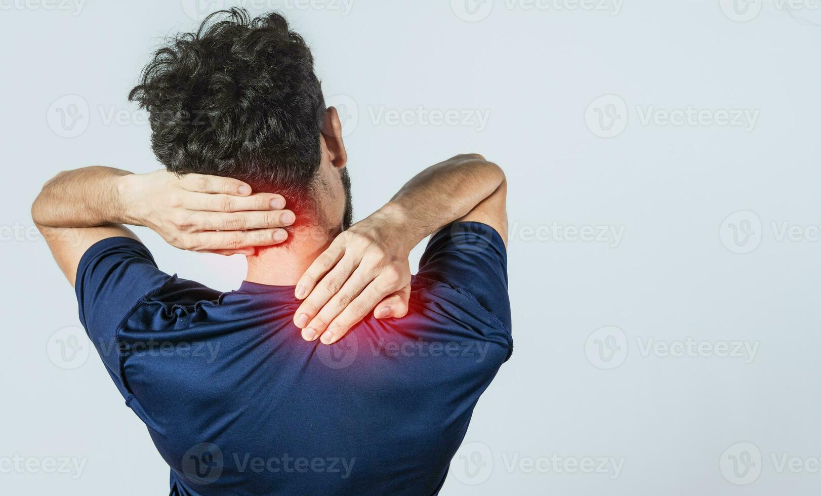 cerca arriba de persona con hombro y cuello problemas, dolorido hombre conmovedor su hombro en aislado fondo, lumbar y muscular problemas concepto foto