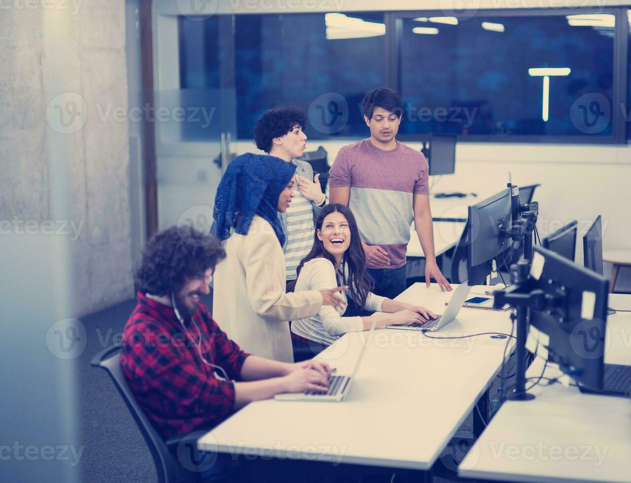 equipo multiétnico de desarrolladores de software trabajando juntos foto