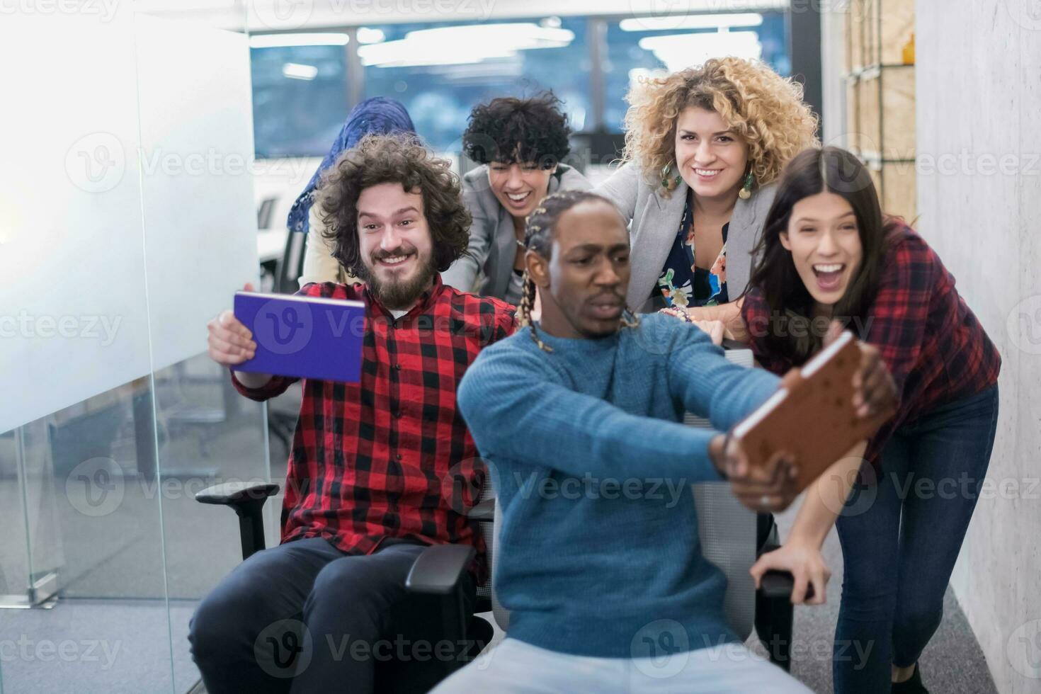 equipo de negocios multiétnico corriendo en sillas de oficina foto