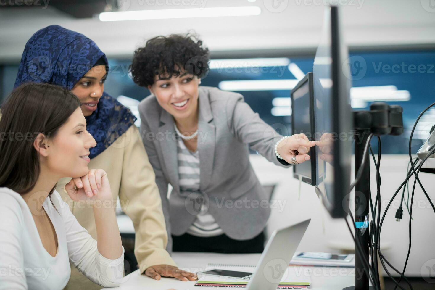 equipo multiétnico de desarrolladores de software trabajando juntos foto