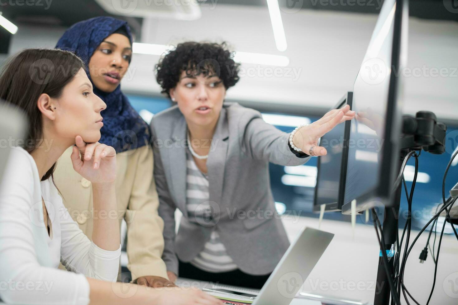 equipo multiétnico de desarrolladores de software trabajando juntos foto