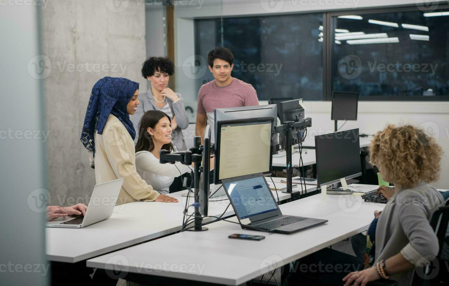 equipo multiétnico de desarrolladores de software trabajando juntos foto