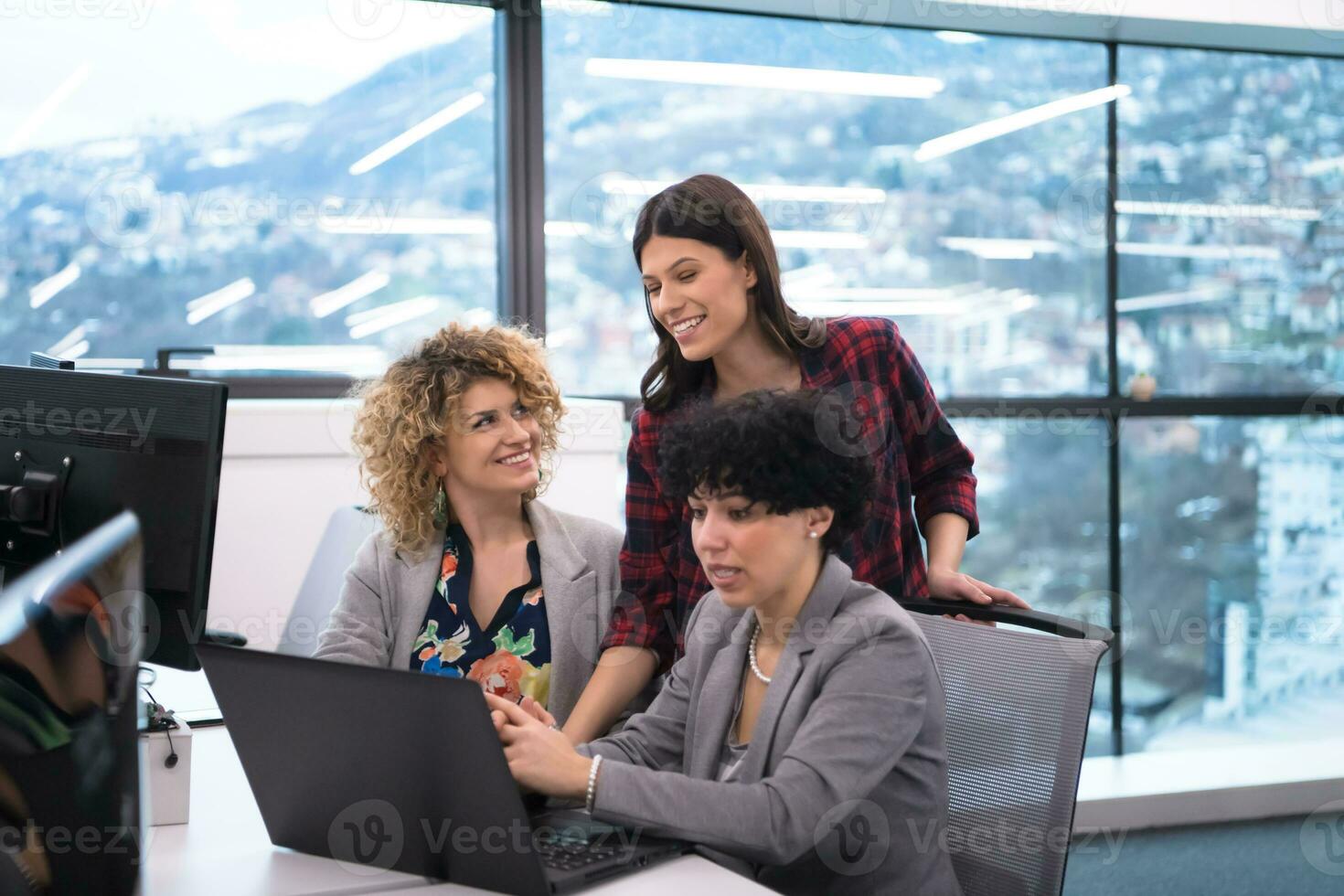 desarrolladores de software femeninos que usan computadoras portátiles foto