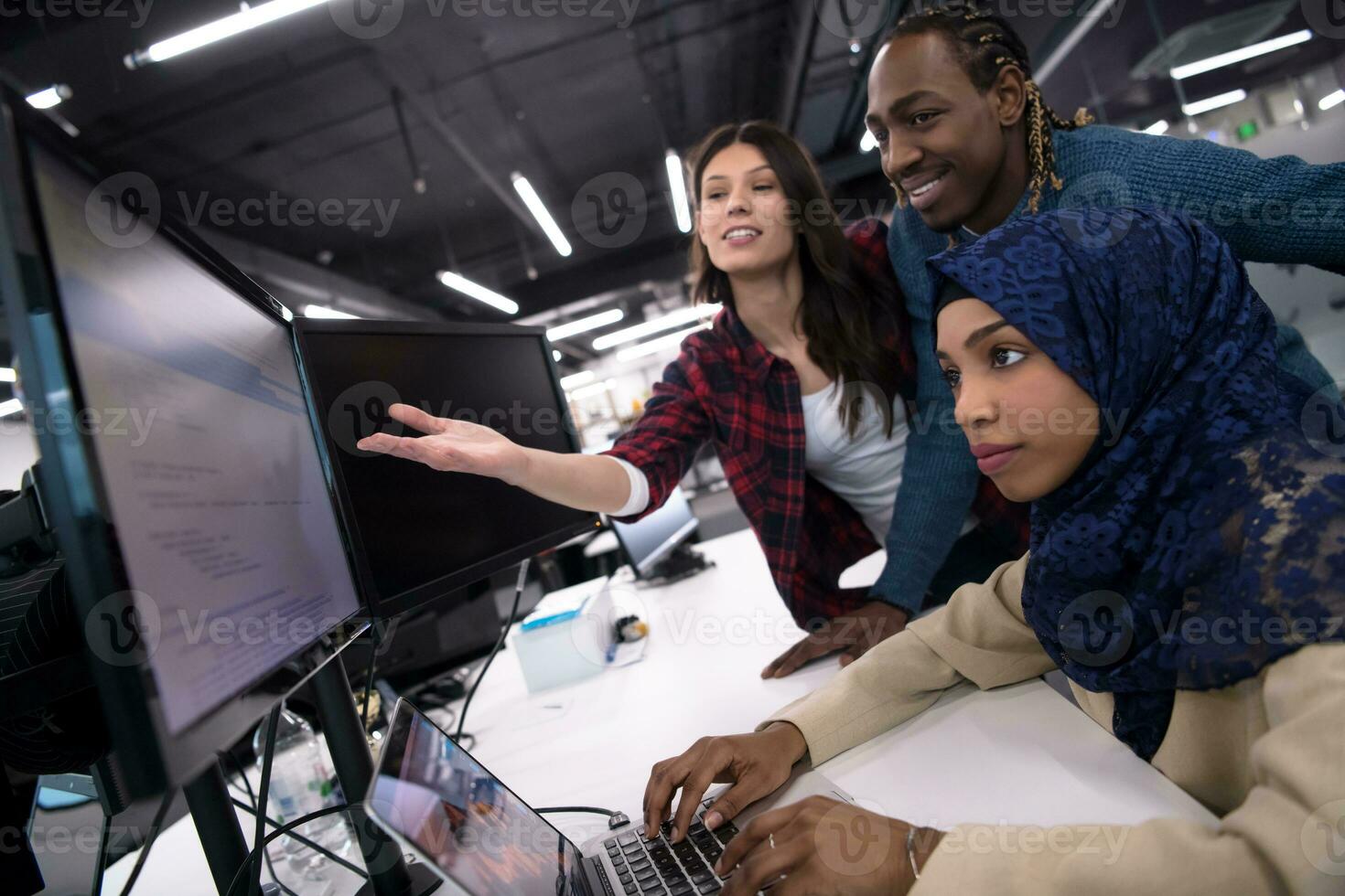 equipo multiétnico de desarrolladores de software trabajando juntos foto