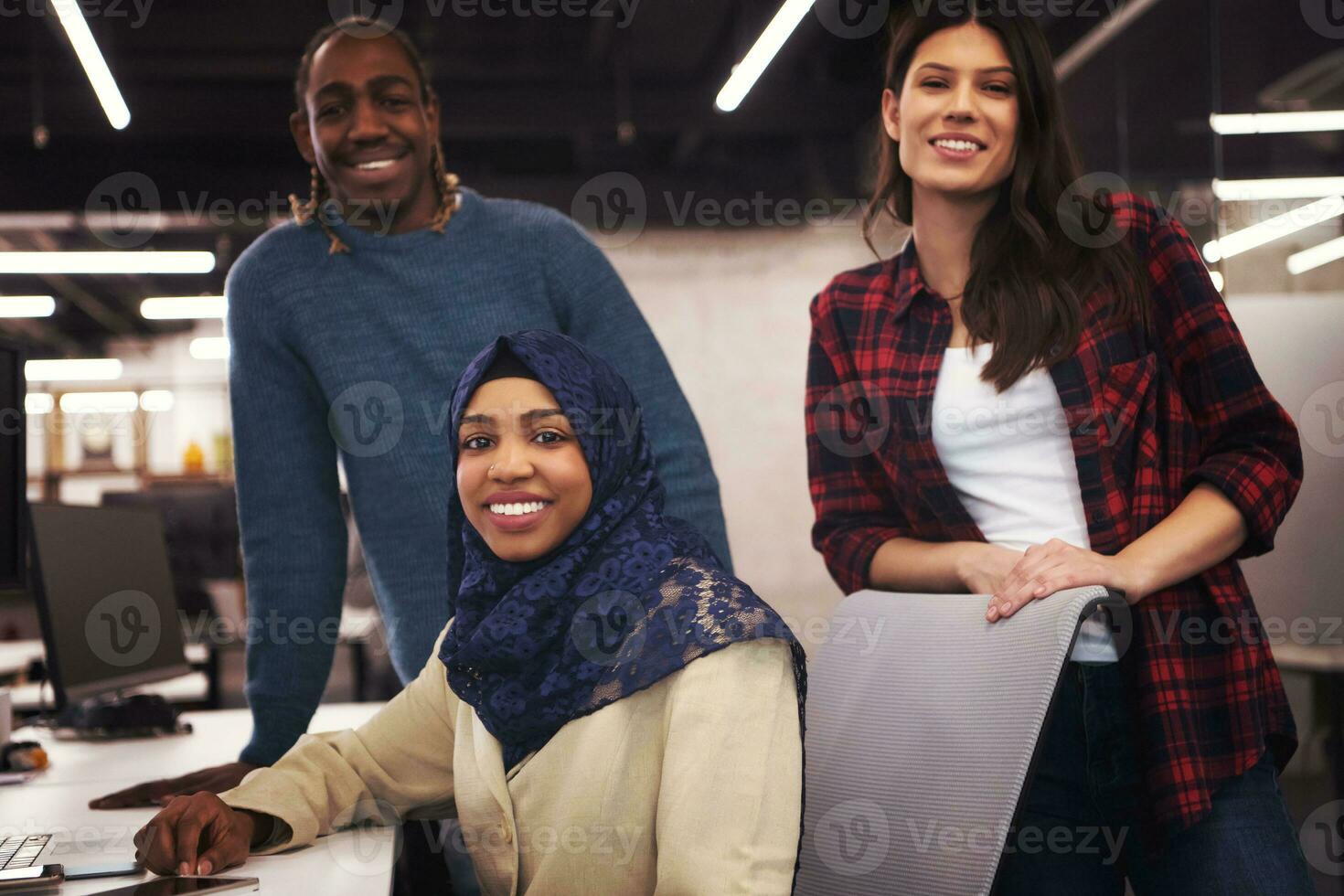 equipo multiétnico de desarrolladores de software trabajando juntos foto