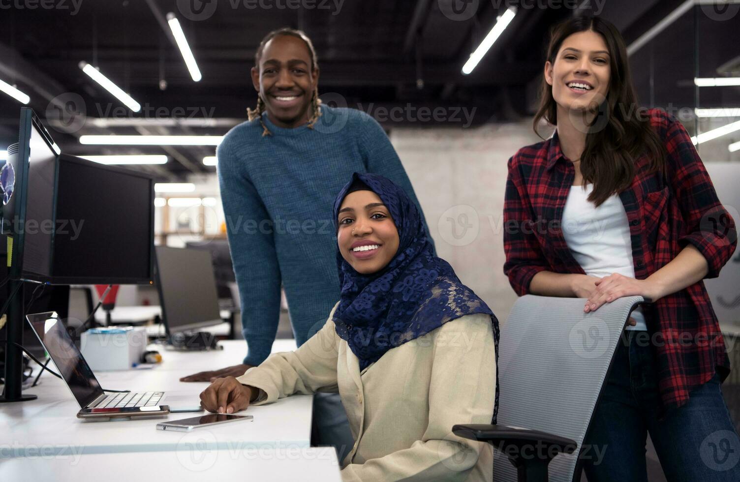 equipo multiétnico de desarrolladores de software trabajando juntos foto