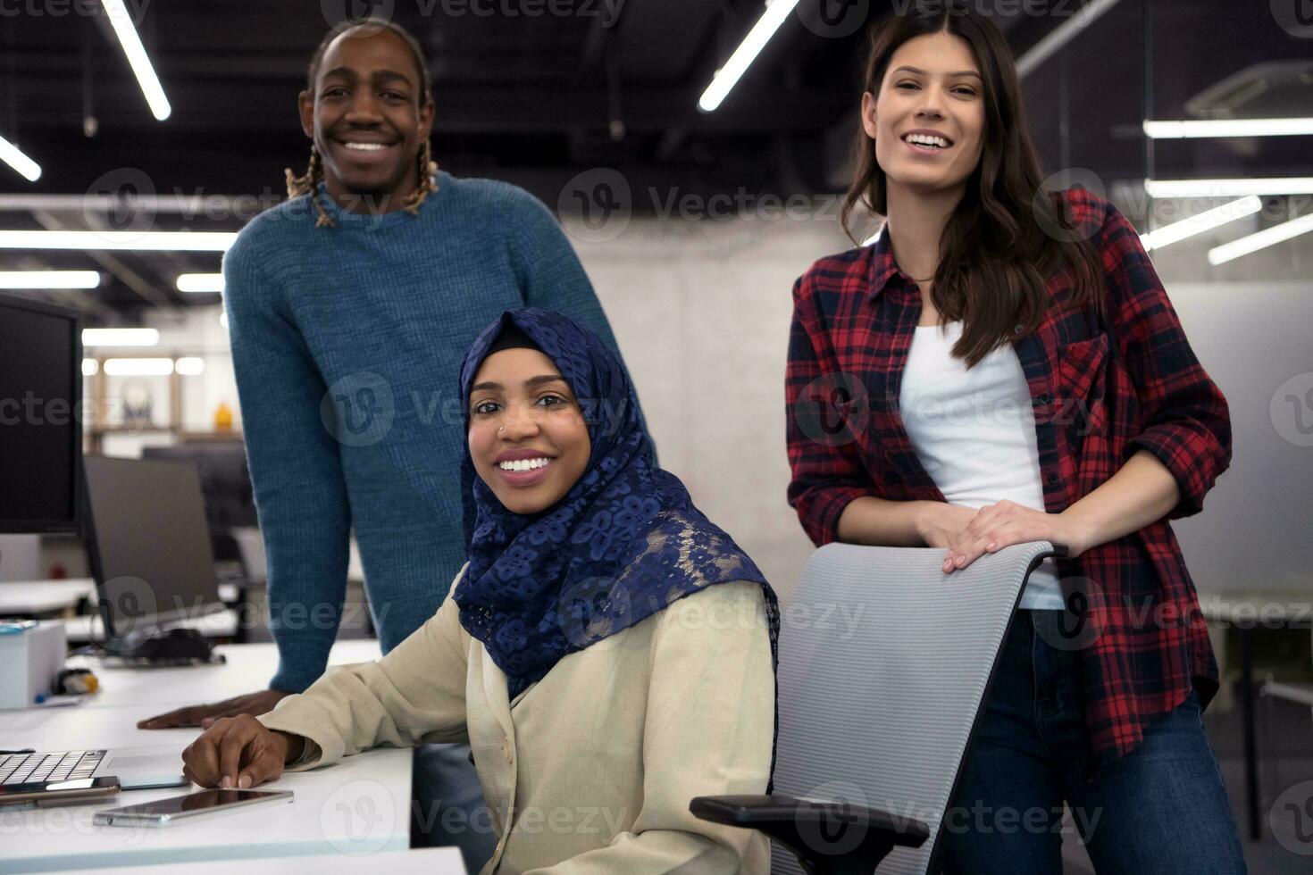 equipo multiétnico de desarrolladores de software trabajando juntos foto