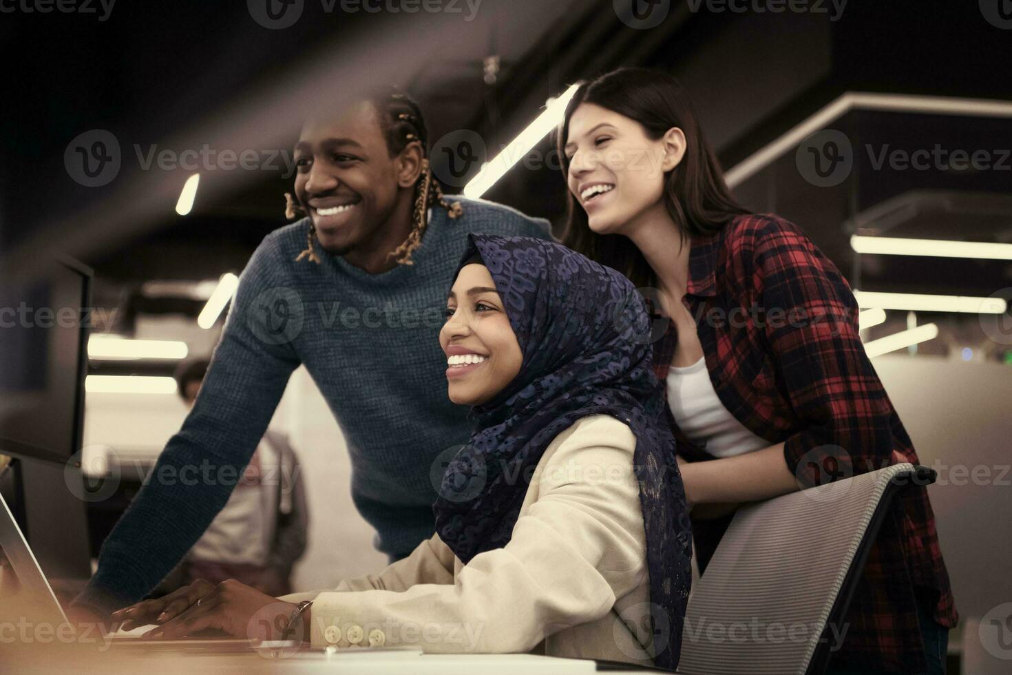 equipo multiétnico de desarrolladores de software trabajando juntos foto