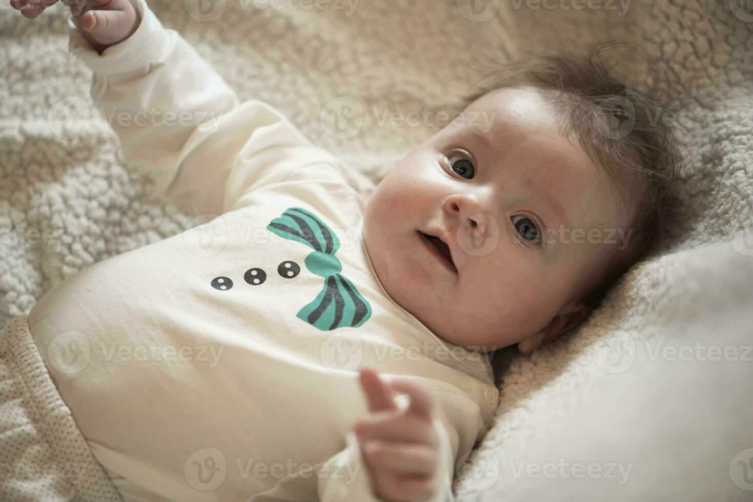 pequeño bebé recién nacido feliz sonriendo foto