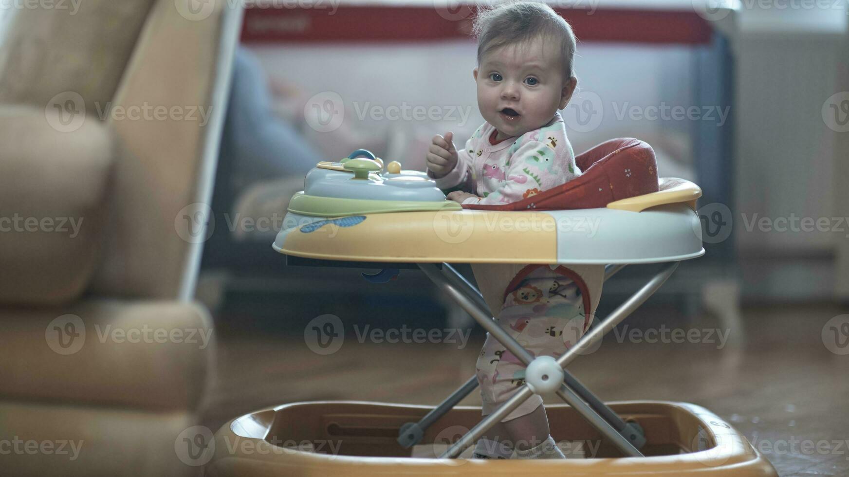 bebe aprendiendo a caminar en andador foto