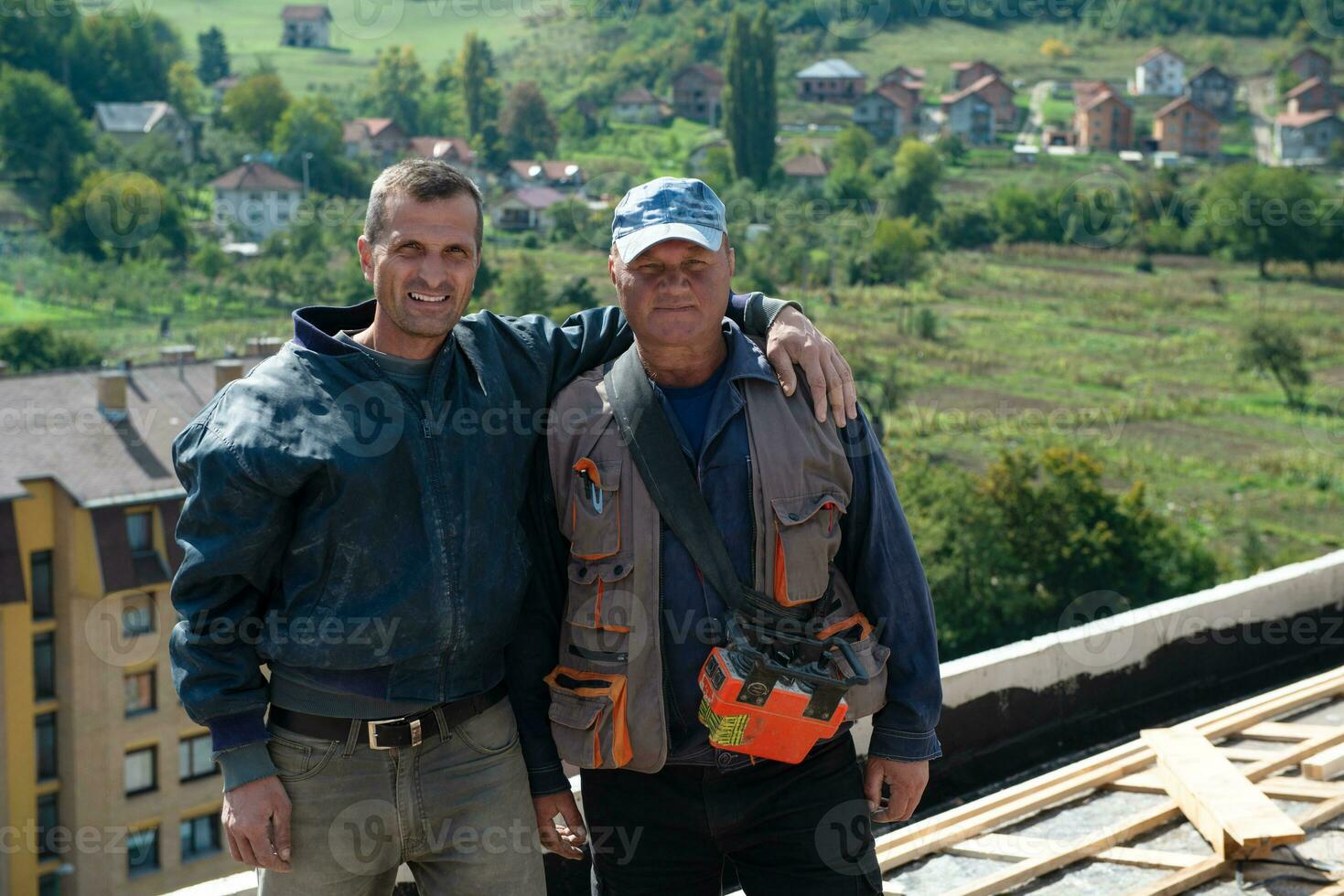 trabajador de la construcción instalando un nuevo techo foto