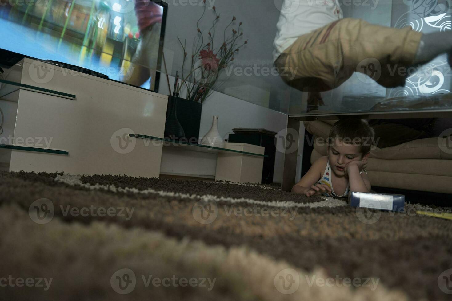niño pequeño jugando con su hermana en casa foto