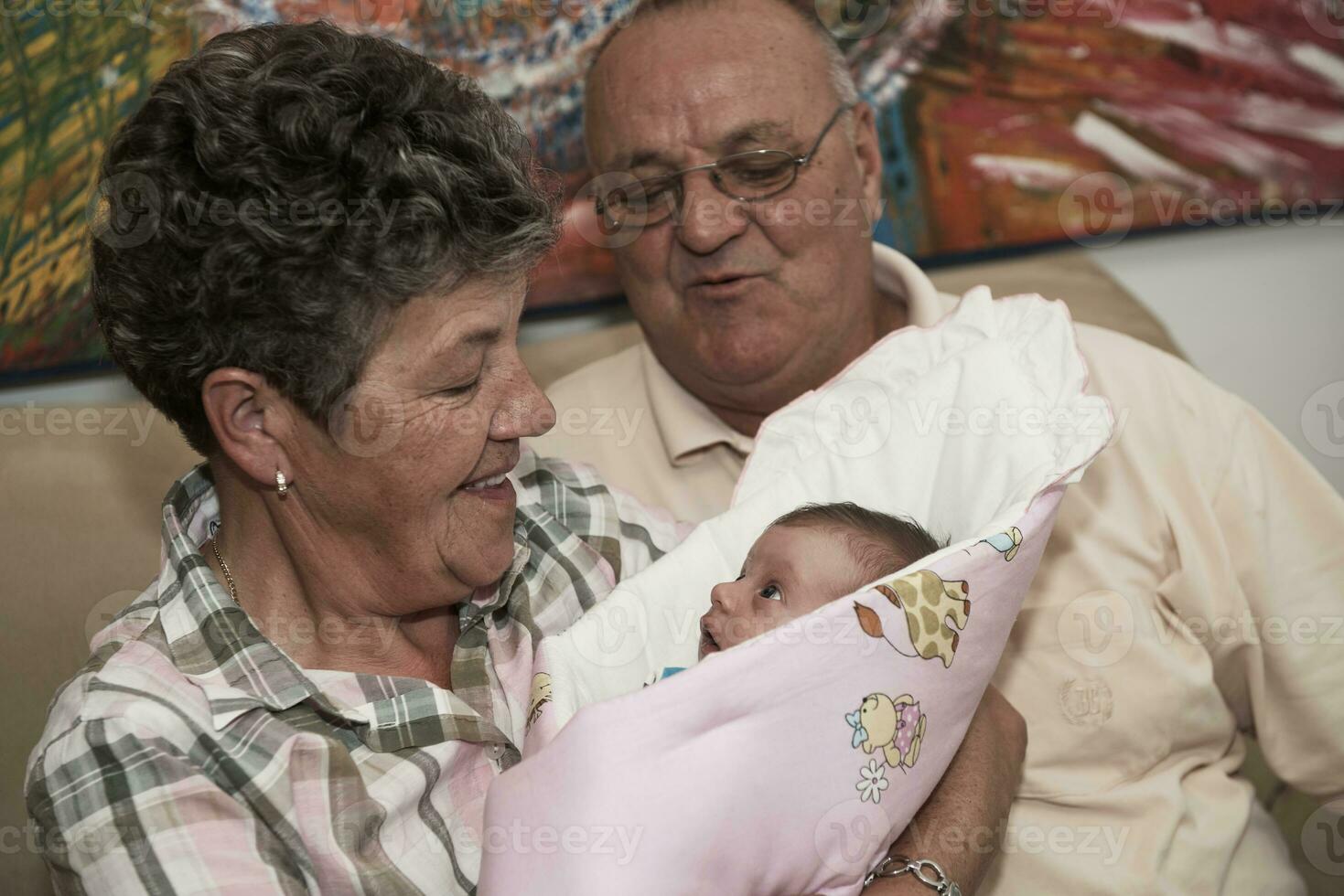retrato familiar con abuelos padres y bebé foto
