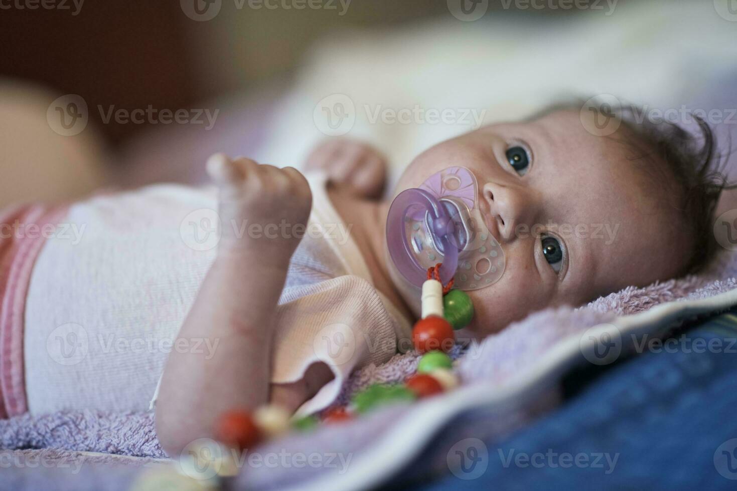 pequeño bebé recién nacido feliz sonriendo foto