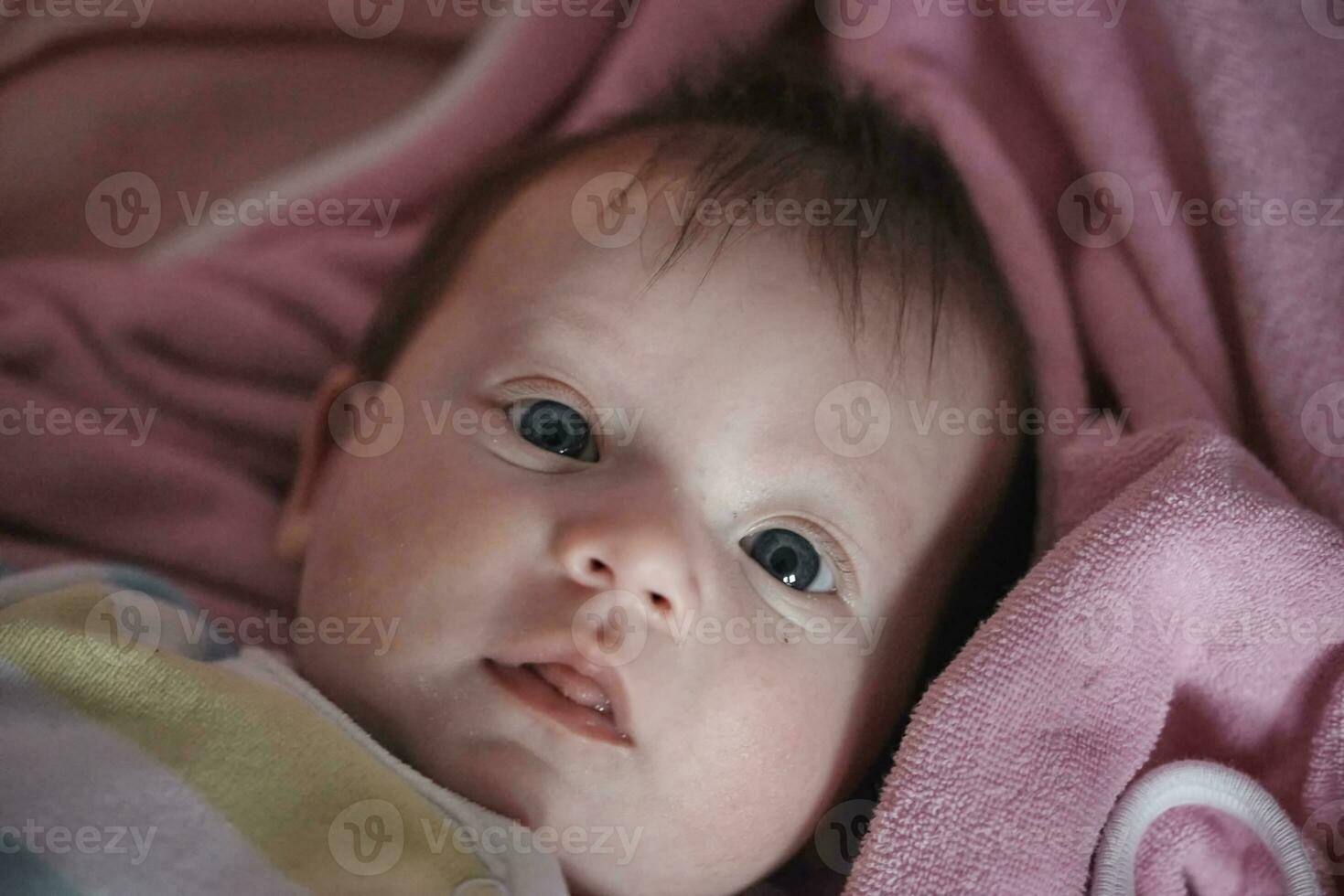 pequeño bebé recién nacido feliz sonriendo foto