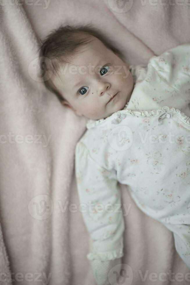 pequeño bebé recién nacido feliz sonriendo foto