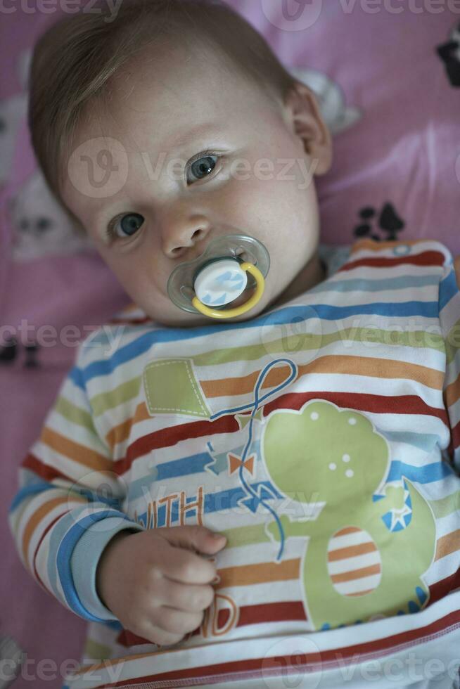 pequeño y lindo bebé recién nacido sonriendo foto