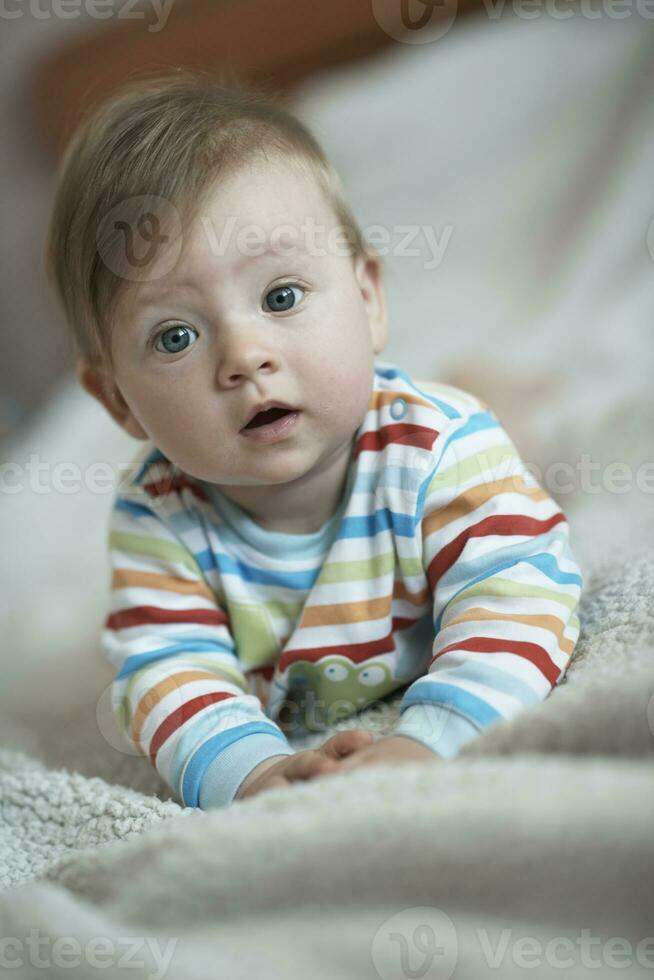 pequeño y lindo bebé recién nacido sonriendo foto