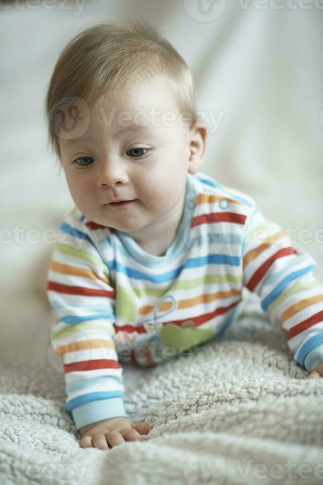 pequeño y lindo bebé recién nacido sonriendo foto