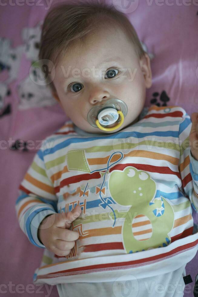 pequeño y lindo bebé recién nacido sonriendo foto