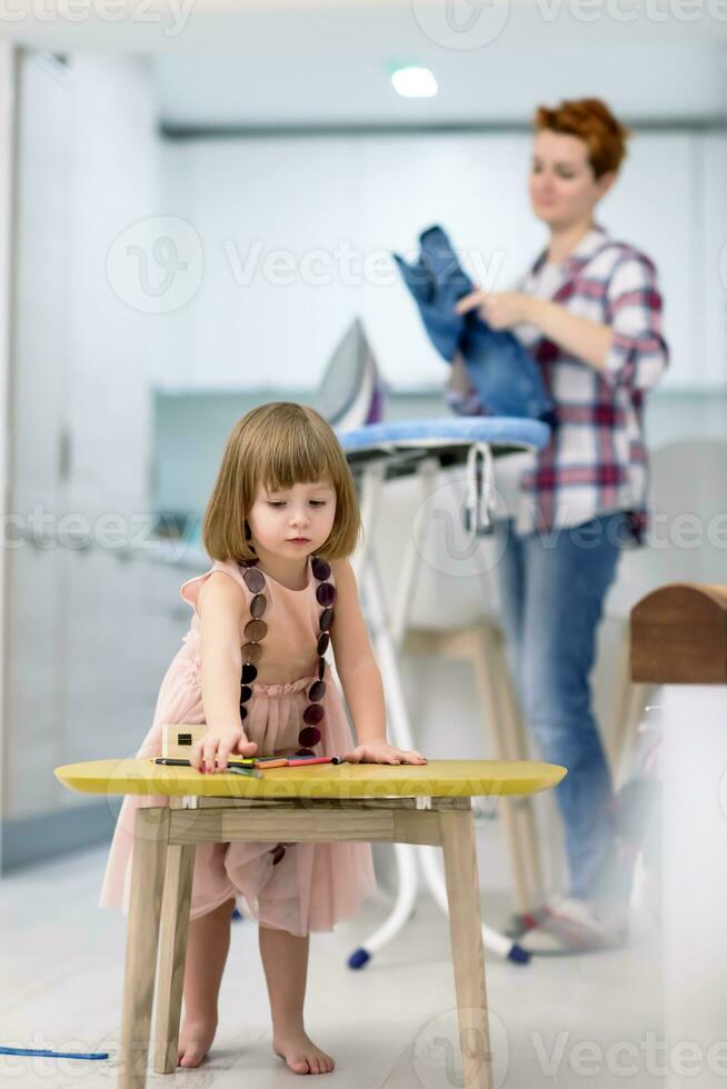 madre e hija pasando tiempo juntos en casa foto