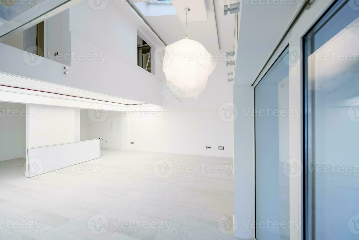 interior de un apartamento de dos niveles vacío, moderno y elegante foto