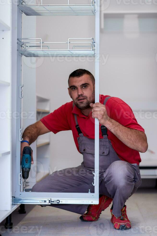 trabajador instalando una nueva cocina foto