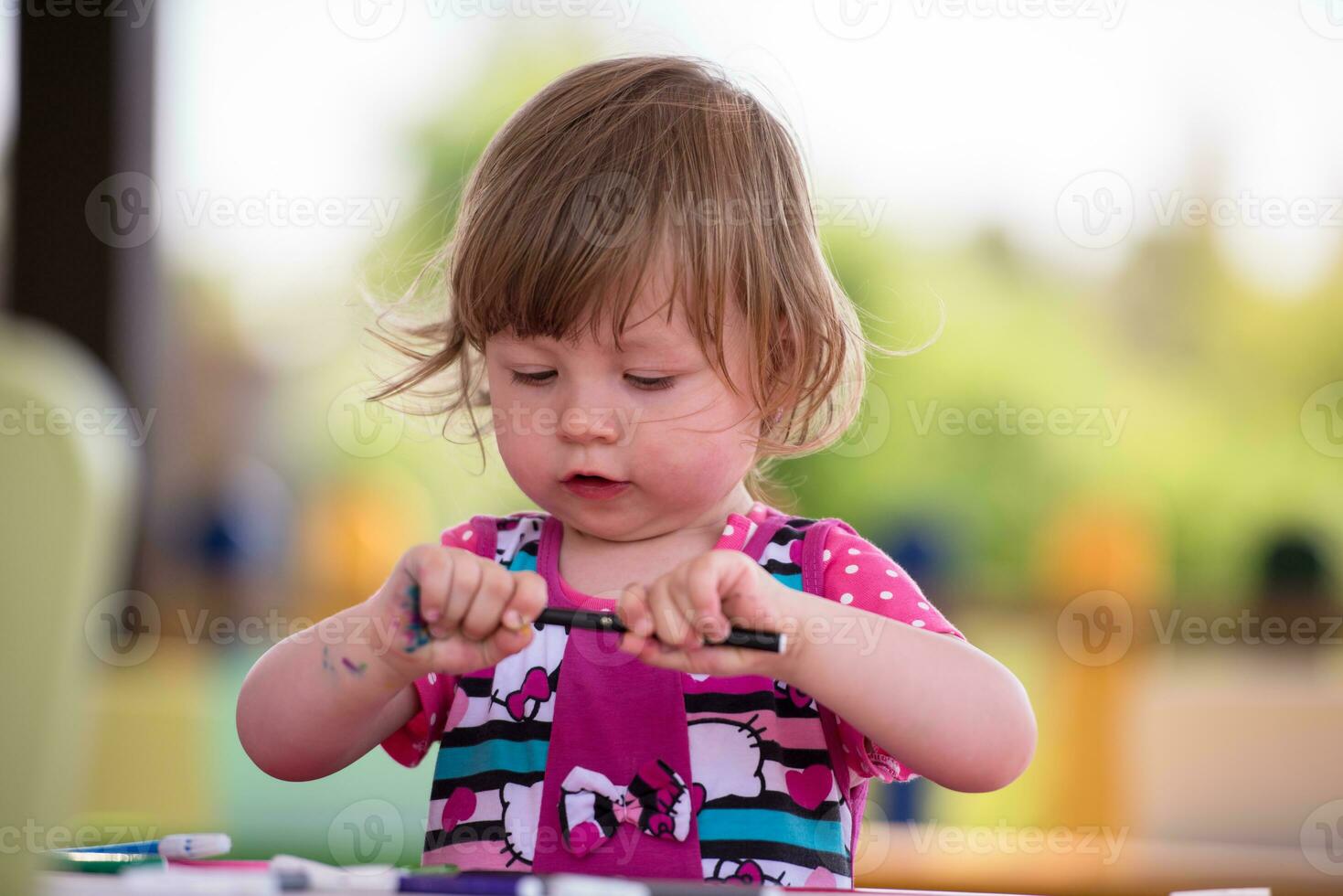 niña dibujando imágenes coloridas foto