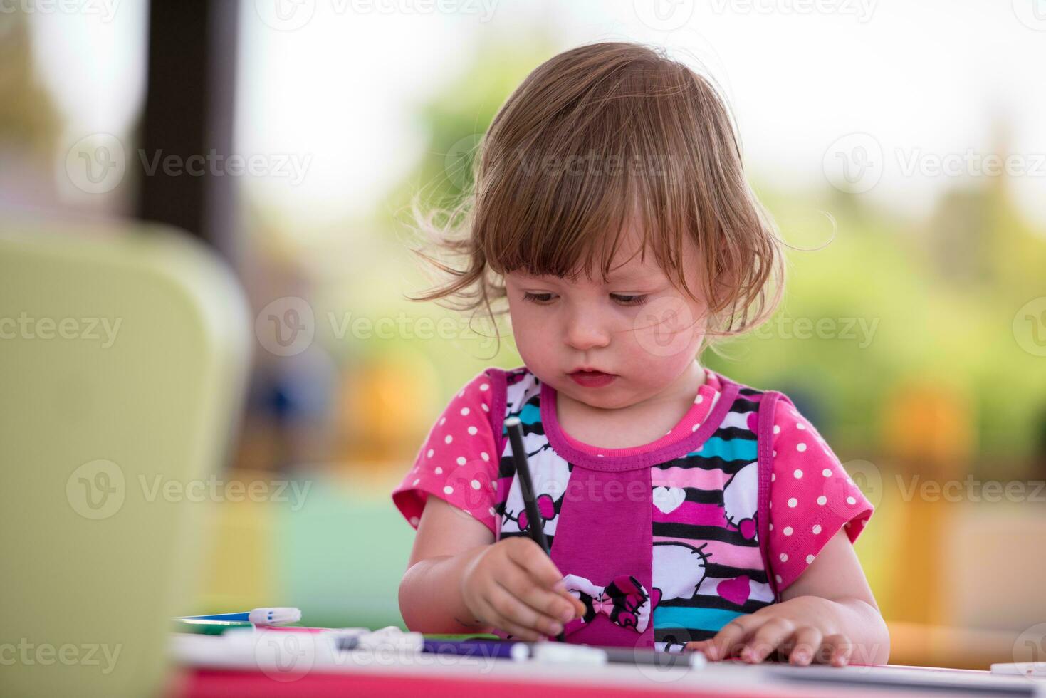 niña dibujando imágenes coloridas foto