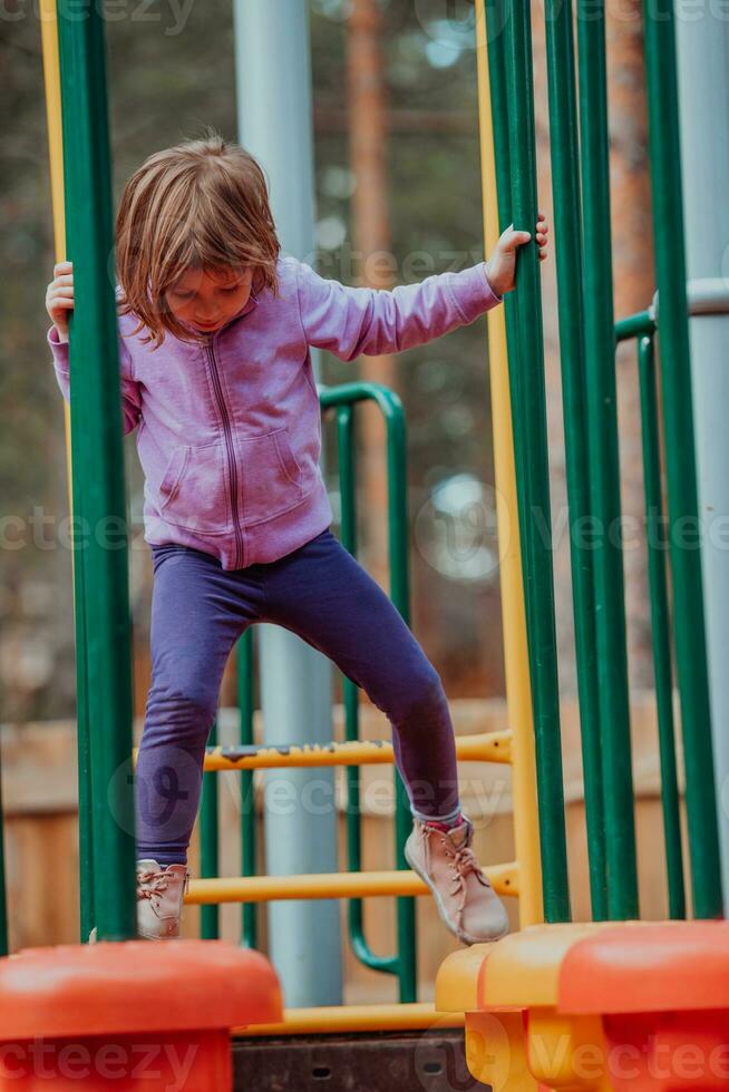 un pequeño niña jugando en el parque. el concepto de familia socializando en el parque. un niña columpios en un balancearse, obras de teatro creativo juegos foto