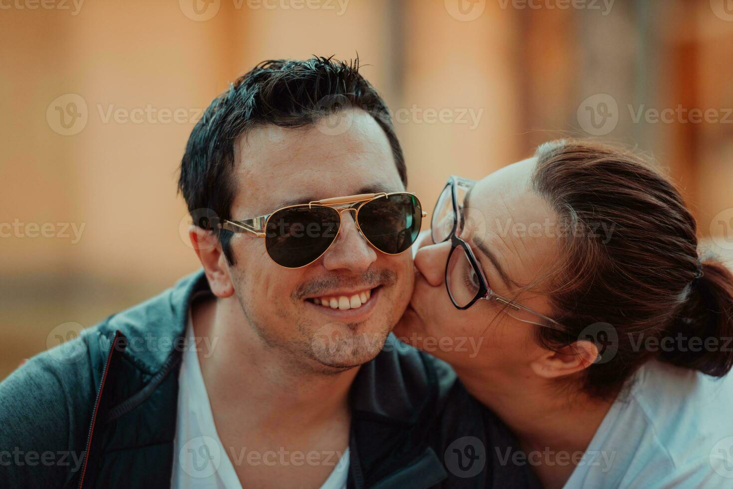 un romántico Pareja gasto hora en el parque. un Pareja tomando foto en un hermosa soleado día mientras teniendo un fin de semana apagado