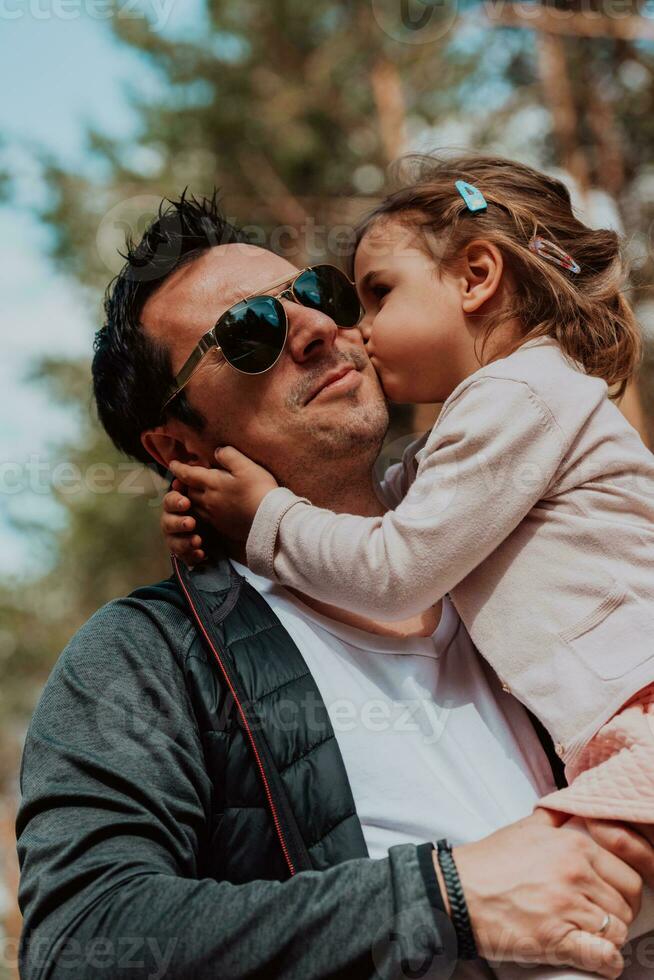 familia hora en el parque. padre tener divertido con su hija en el parque, jugando divertido juegos y gasto hora juntos foto