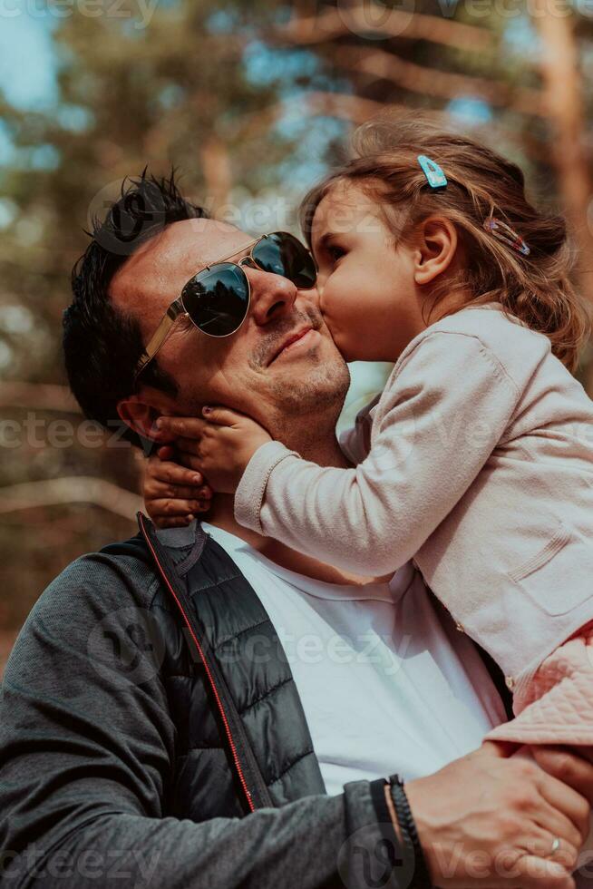 familia hora en el parque. padre tener divertido con su hija en el parque, jugando divertido juegos y gasto hora juntos foto