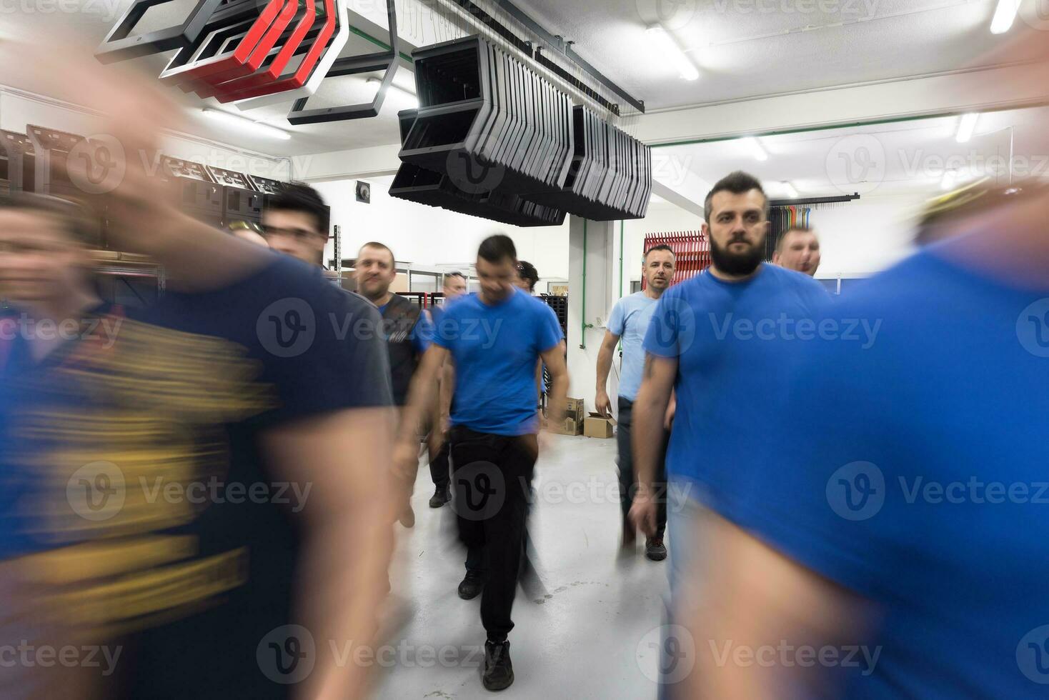 movimiento borroso de los trabajadores en la industria pesada moderna mientras realizan los trabajos de los que están a cargo. foto borrosa. enfoque selectivo