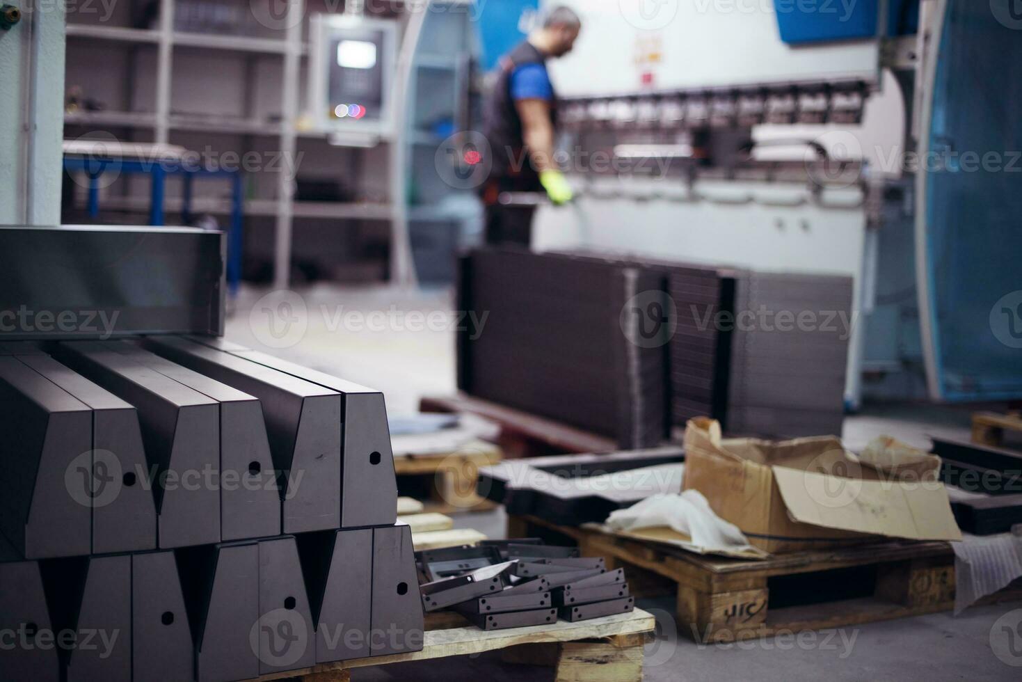 un trabajador o ingeniero de fábrica inteligente fabrica máquinas en un taller de producción. el concepto de industria e ingeniería. enfoque selectivo foto