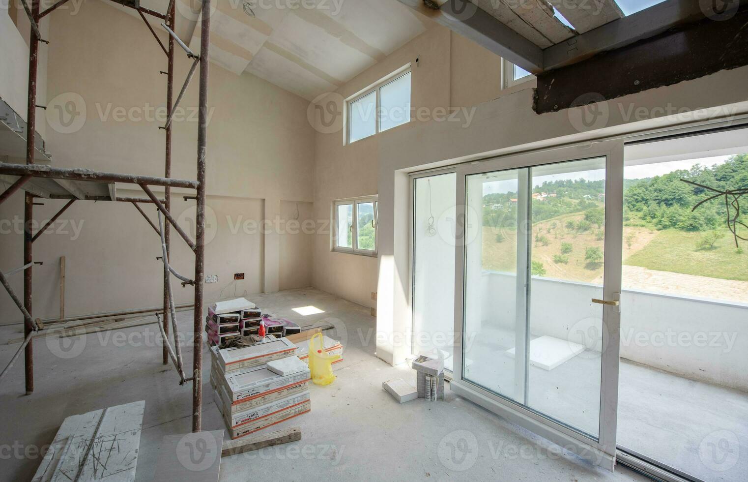 interior del sitio de construcción con andamios foto