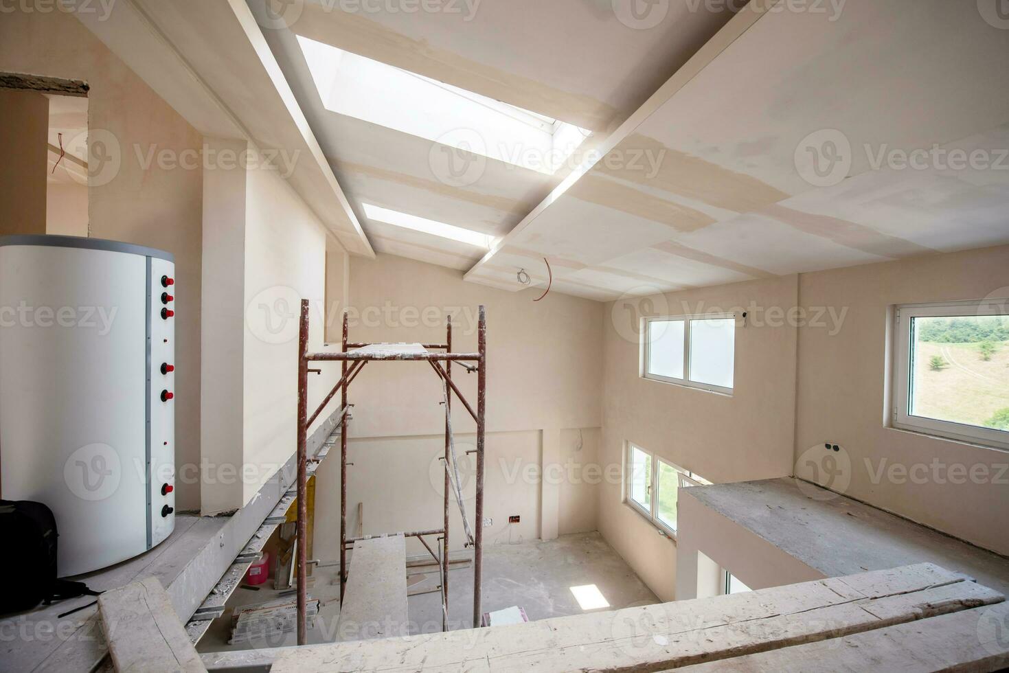 interior del sitio de construcción con andamios foto