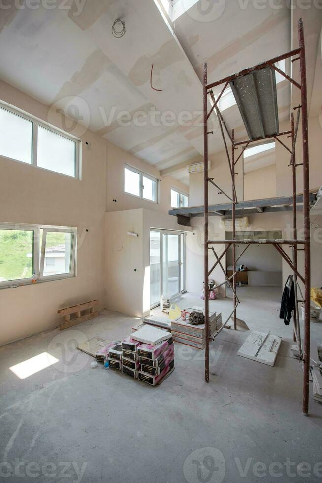 interior del sitio de construcción con andamios foto