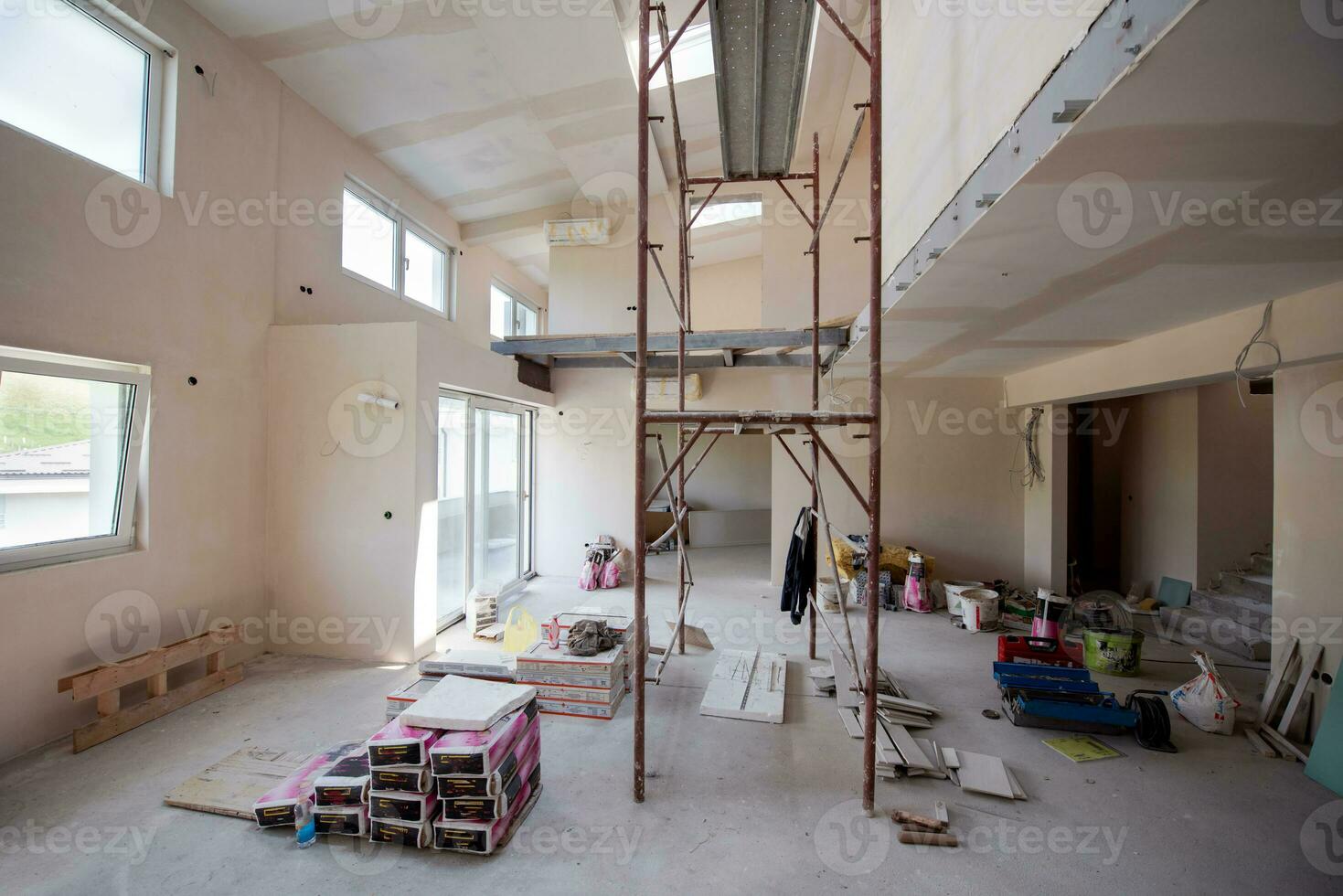 interior del sitio de construcción con andamios foto