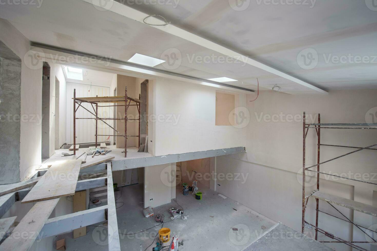 interior del sitio de construcción con andamios foto