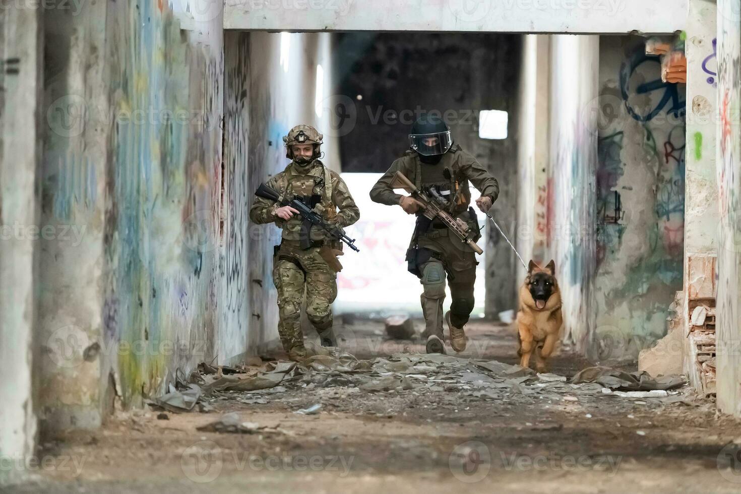 moderno guerra soldados con militar trabajando perro en acción en el campo de batalla. foto