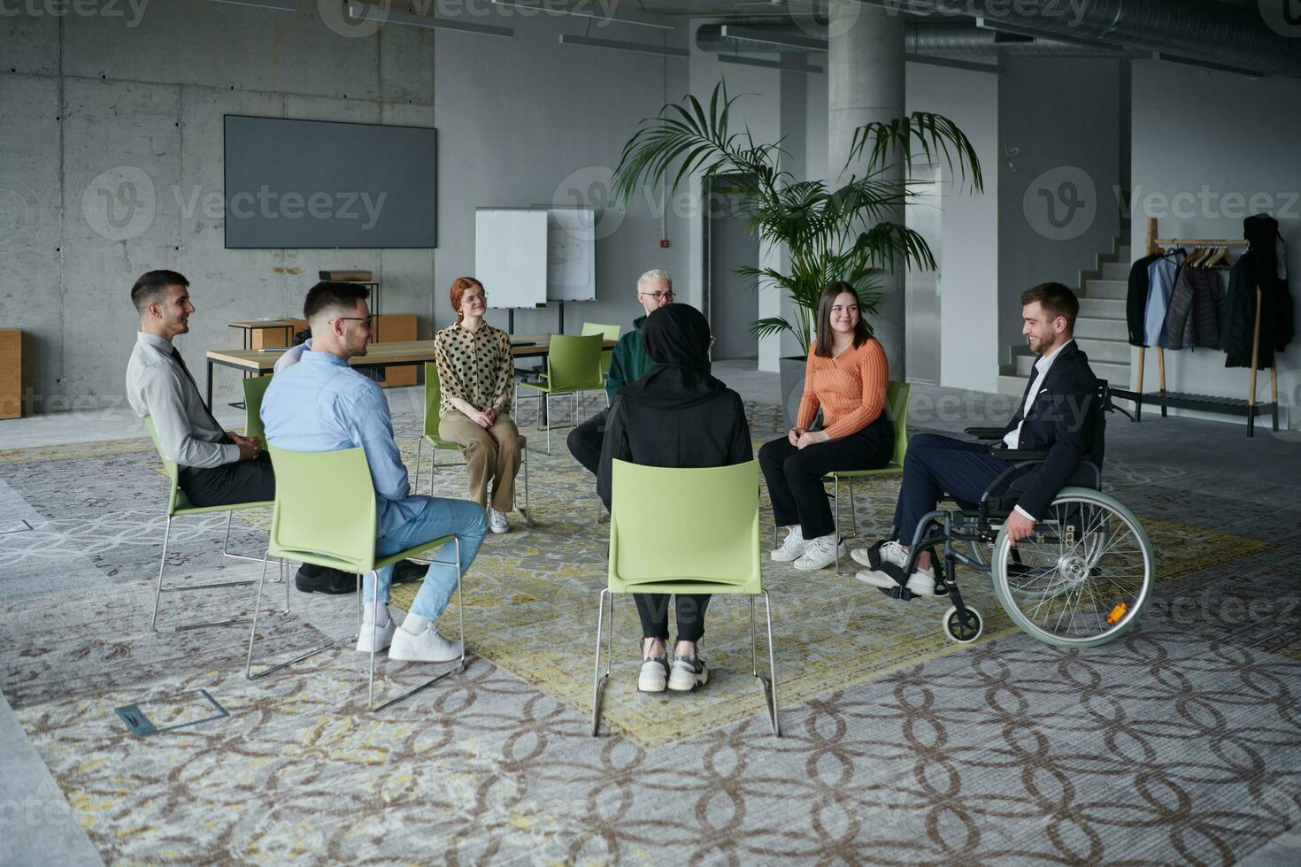 en un moderno oficina, un diverso grupo de negocio individuos es visto reunido en un círculo, comprometido en animado discusiones y compartiendo ideas acerca de varios negocio conceptos. foto