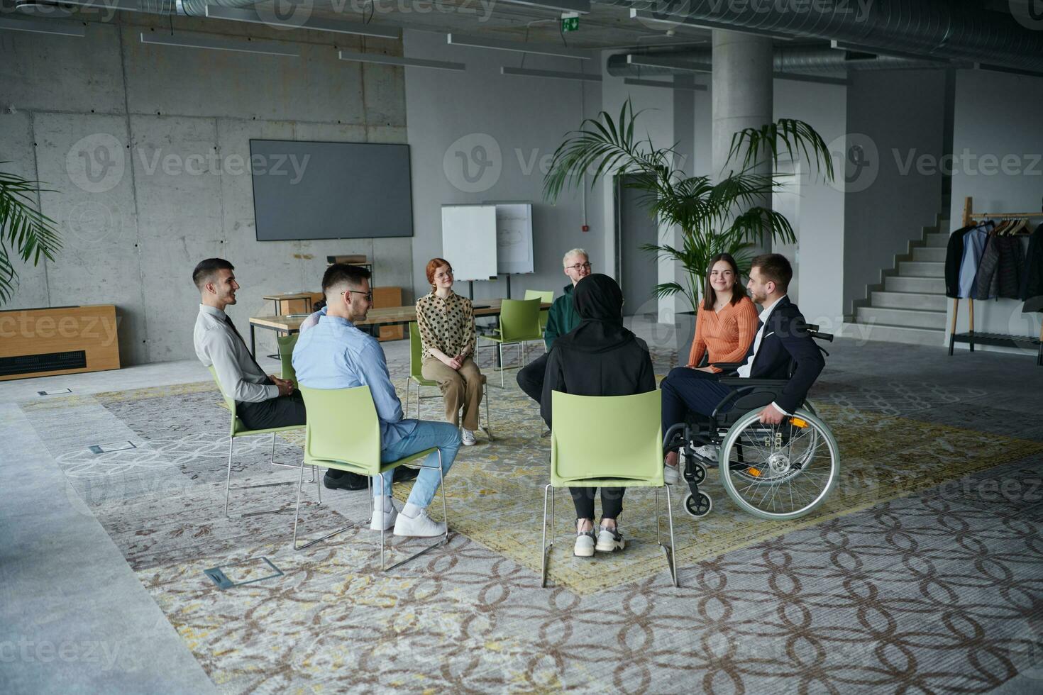 en un moderno oficina, un diverso grupo de negocio individuos es visto reunido en un círculo, comprometido en animado discusiones y compartiendo ideas acerca de varios negocio conceptos. foto