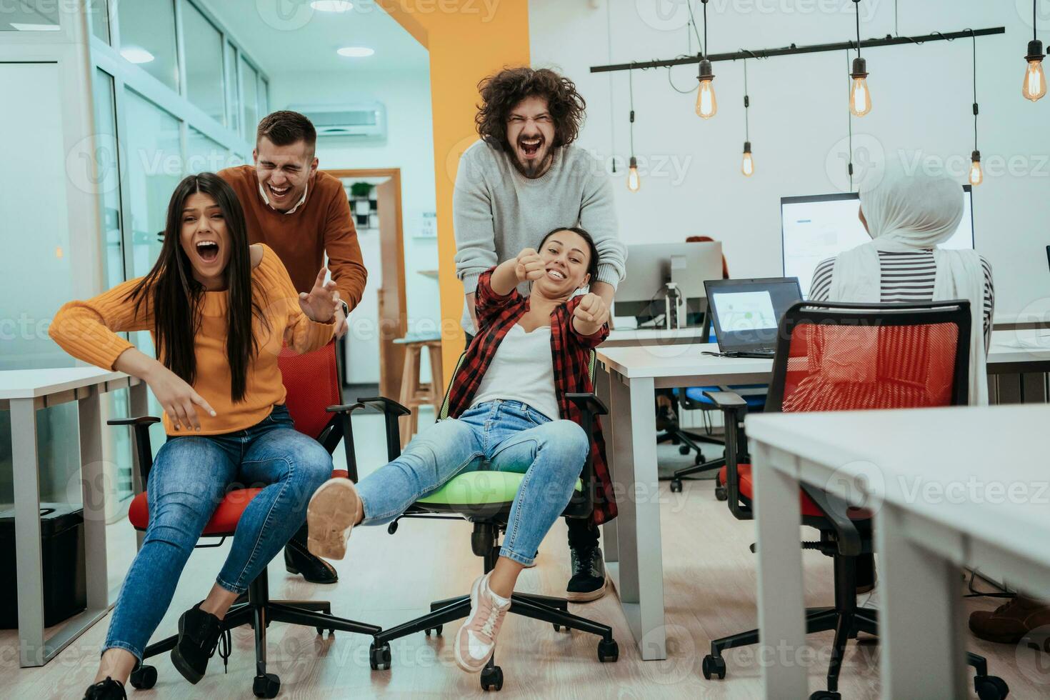 equipo edificio y oficina divertida. joven alegre gente de negocios en inteligente casual vestir teniendo divertido mientras carreras en oficina sillas y sonriente. foto