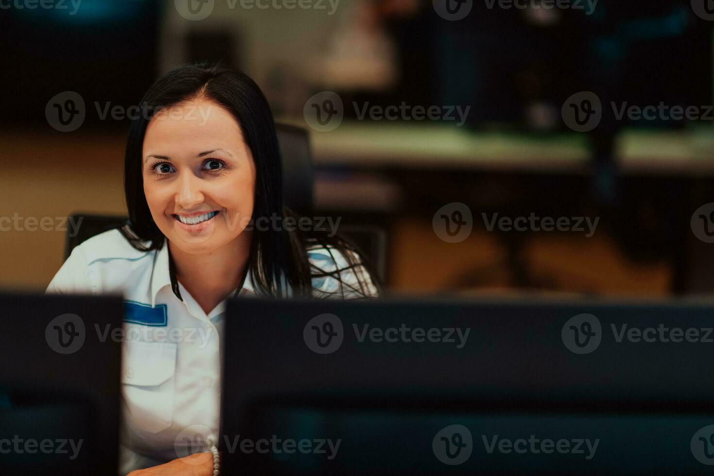 hembra seguridad operador trabajando en un datos sistema controlar habitación oficinas técnico operador trabajando a puesto de trabajo con múltiple pantallas, seguridad Guardia trabajando en múltiple monitores foto