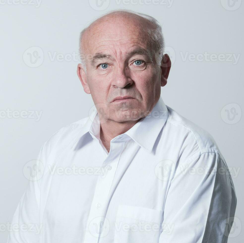 mayor canoso hombre vistiendo elegante camisa aislado en blanco antecedentes Deprimido y preocupación para angustia, llorando enojado y asustado. triste expresión. foto