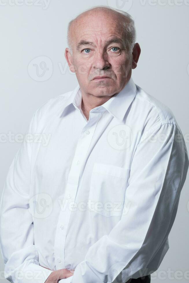 mayor canoso hombre vistiendo elegante camisa aislado en blanco antecedentes Deprimido y preocupación para angustia, llorando enojado y asustado. triste expresión. foto