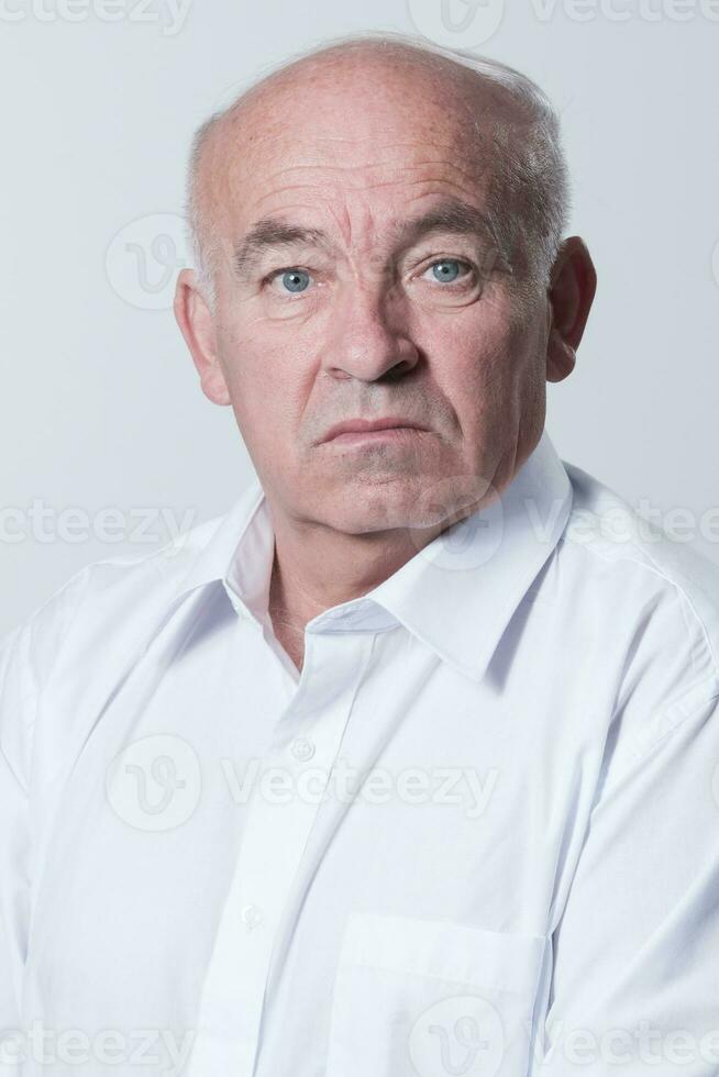 mayor canoso hombre vistiendo elegante camisa aislado en blanco antecedentes Deprimido y preocupación para angustia, llorando enojado y asustado. triste expresión. foto